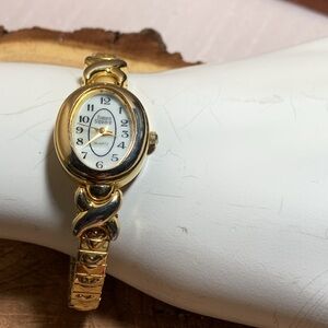 Times Square Watch Gold Tone  Stretch Band  6” to 6” 1/2 New Battery
